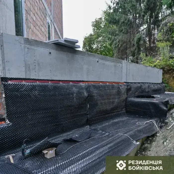 гідроізоляція стилобатних частин будівлі і герметизація інженерних вводів